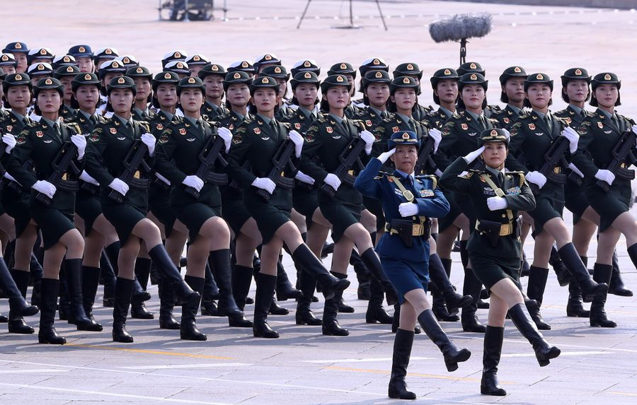 Groupe féminin de la garde défilant avant son départ pour Kotios.